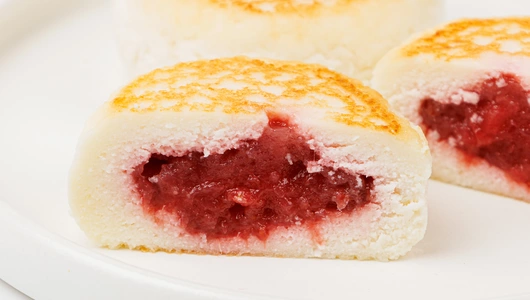 Сырники творожные с клубничной начинкой