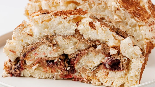 Рулет меренговый с вишней и какао