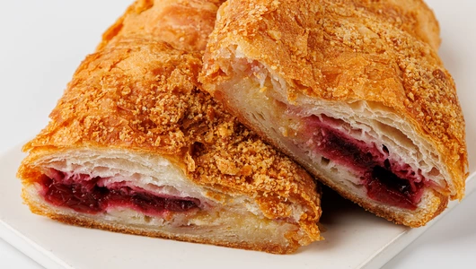 Круассан миндальный с вишней