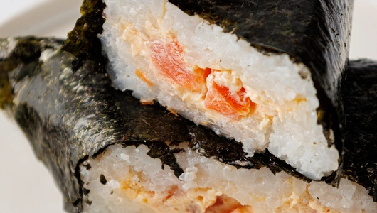 Онигири с семгой холодного копчения Онигири с семгой холодного копчения