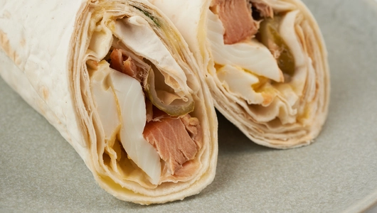 Сэндвич ролл с кетой и яйцом