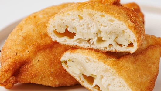 Пирожки жареные с картошкой, сыром и укропом Пирожки жареные с картошкой, сыром и укропом