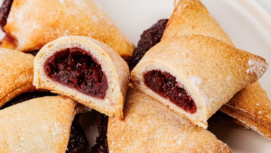 Печенье сдобное "Конвертики" с вишней Печенье сдобное "Конвертики" с вишней