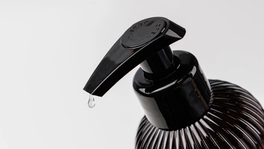 Шампунь парфюмированный увлажняющий для всех типов волос "Дерево уд", 300 мл