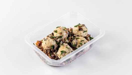 Гречка с паровыми куриными шариками в грибном соусе Гречка с паровыми куриными шариками в грибном соусе