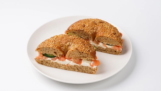 Бейгл с форелью и сливочным сыром