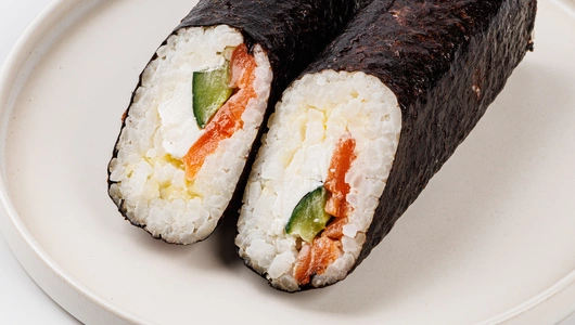 Ролл "Симфония классики" с сёмгой и творожным сыром