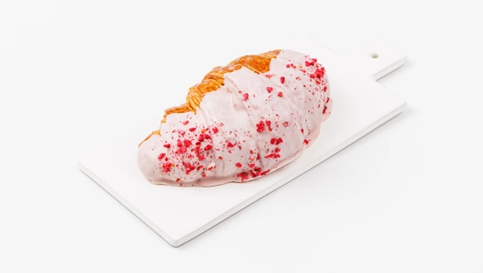 Круассан с малиной, кафе