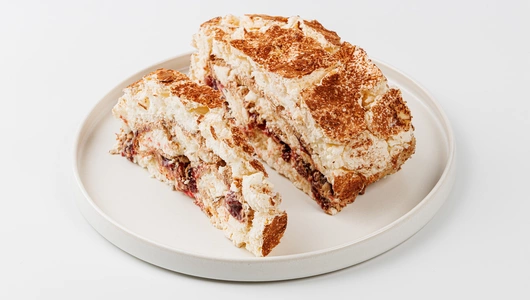 Рулет меренговый с вишней и какао