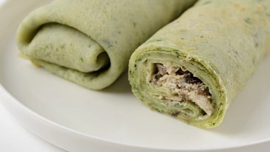 Блин шпинатный с курицей и грибами