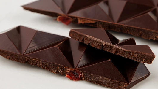 Шоколад горький с клюквой