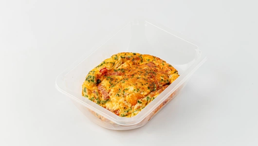 Омлет с ветчиной, сыром, томатами черри и зеленью