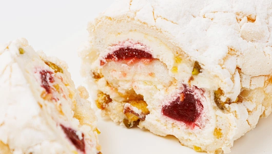 Рулет фисташковый с малиной Рулет фисташковый с малиной