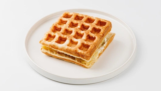 Вафля-сэндвич с ветчиной, сыром и соусом песто