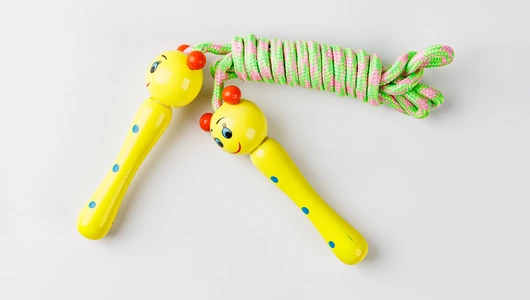 Скакалка детская с деревянными ручками Скакалка детская с деревянными ручками