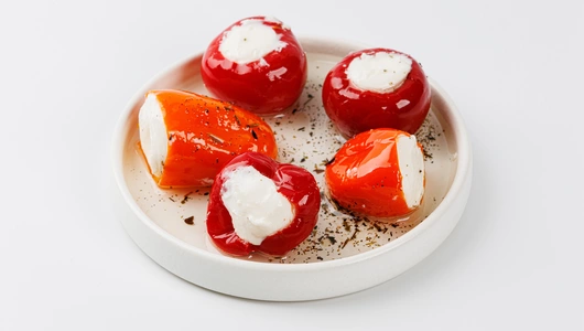 Ассорти перцев фаршированных сливочным сыром (не острые) Ассорти перцев фаршированных сливочным сыром (не острые)