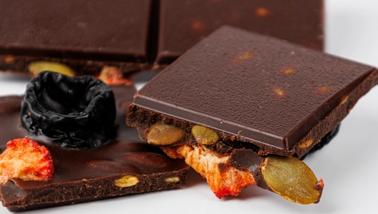 Шоколад темный на сиропе топинамбура чернослив и клубника