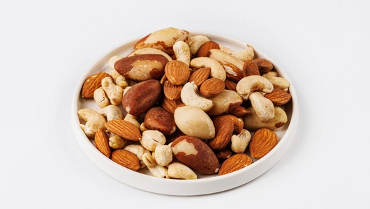 Смесь сушеных орехов (миндаль, кешью, бразильский орех), 100 г Смесь сушеных орехов (миндаль, кешью, бразильский орех), 100 г