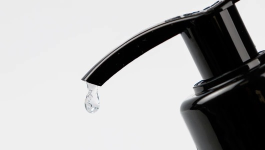 Шампунь для волос парфюмированный против ломкости “Амбра, сандал, пачули” Шампунь для волос парфюмированный против ломкости “Амбра, сандал, пачули”