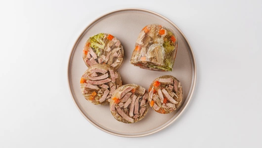 Заливное с языком и овощами