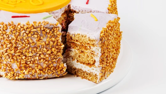 Торт медовик брусничный "С днем рождения"