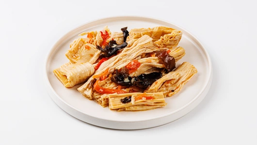 Салат из соевой спаржи с овощами маринованный по-корейски Салат из соевой спаржи с овощами маринованный по-корейски