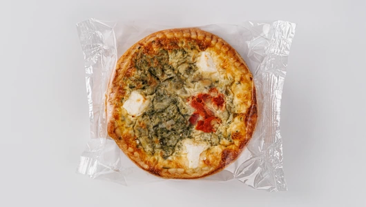 Киш с сыром и овощами, кафе