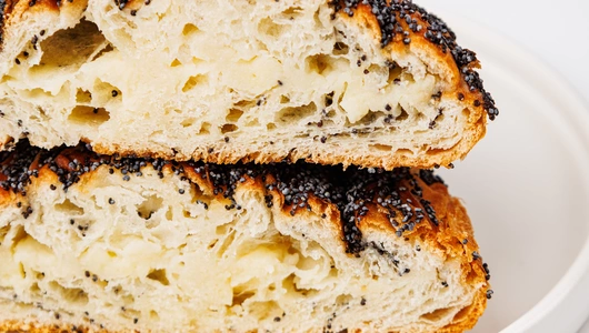 Улитка с маком и лимонным курдом, кафе