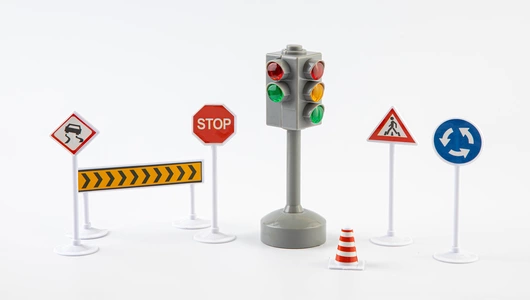 Игрушка, набор: светофор и дорожные знаки со звуком и светом
