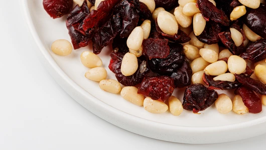Смесь из клюквы и кедровых орехов, кафе