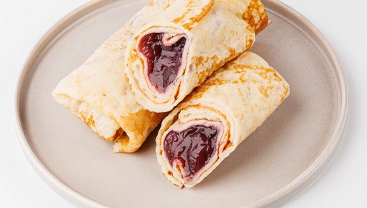 Блины с клубникой