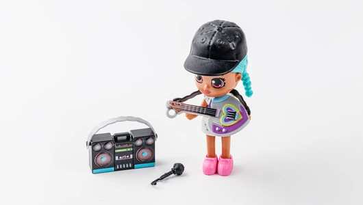 Куколка с музыкальными аксессуарами