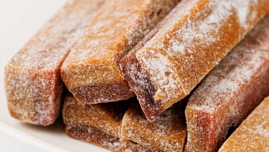 Палочки из печеных яблок с черной смородиной постные