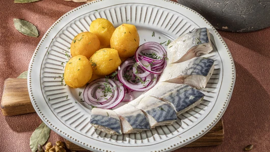 Скумбрия маринованная с картофелем и луком