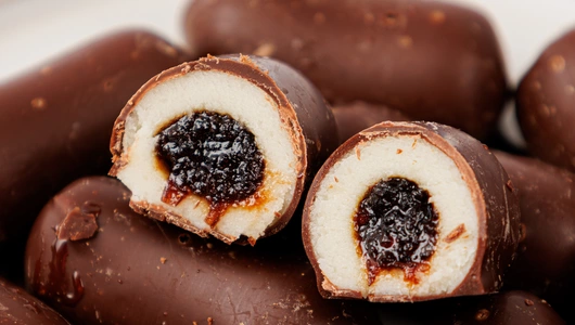 Конфеты "Марципан с клюквой в темном шоколаде" Конфеты "Марципан с клюквой в темном шоколаде"