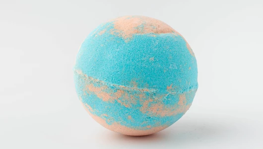 Бомбочка для ванны с игрушкой