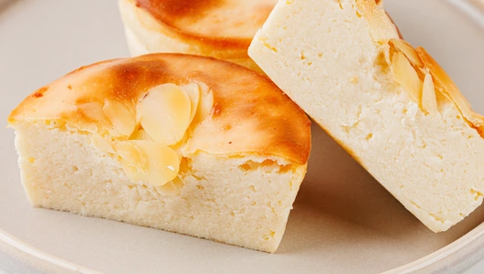 Сырники на миндальной муке с сиропом топинамбура