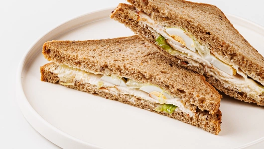 Клаб-сэндвич с курицей и яйцом