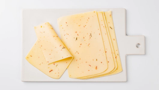 Сыр с чили и паприкой нарезка, 125 г