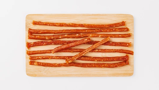 Колбаски из мяса птицы с сыром Чеддер, сырокопченые Колбаски из мяса птицы с сыром Чеддер, сырокопченые