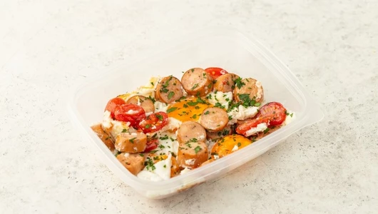 Яичница глазунья с пикантной сосиской и томатами