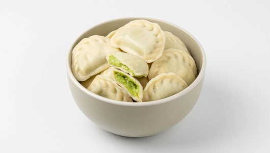 Вареники с сыром сулугуни и шпинатом