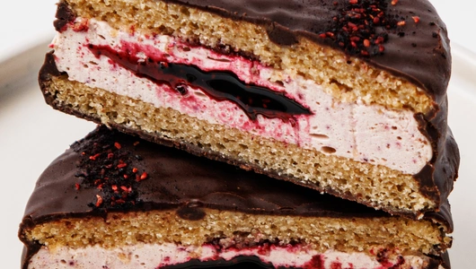 Печенье-сэндвич "Черника" в шоколадной глазури, веган Печенье-сэндвич "Черника" в шоколадной глазури, веган