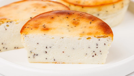 Сырники с маком на миндальной муке с сиропом топинамбура Сырники с маком на миндальной муке с сиропом топинамбура