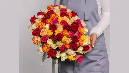 Букет из&nbsp;роз яркий микс 35-40 см (Кения) под&nbsp;атласную ленту 75шт