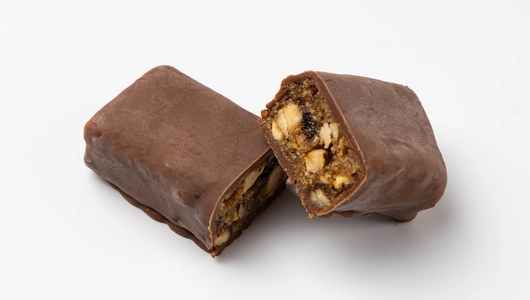 Батончик арахисовый с фундуком и изюмом в шоколаде (веган)