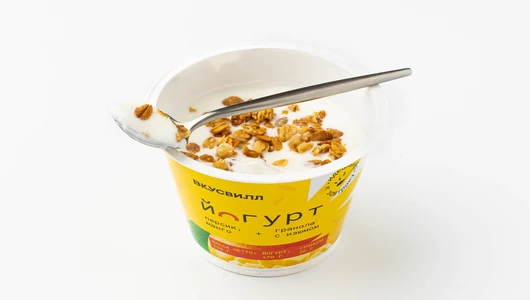 Йогурт "Персик-манго" с гранолой и изюмом