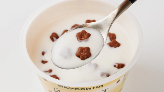 Йогурт с драже печенье в молочном шок. 2,5%