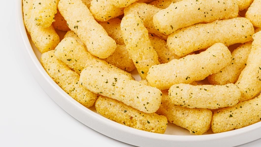 Снек кукурузный со вкусом "Сметана и зелень"