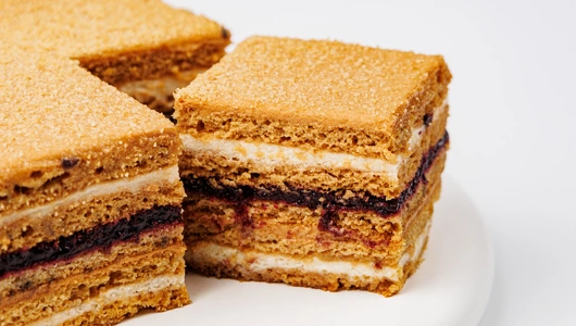 Торт "Медовик карамельный с черной смородиной"